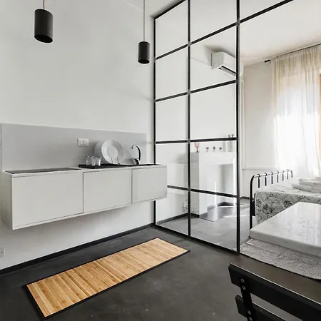 Minimal Chic Near Apartament Mediolan