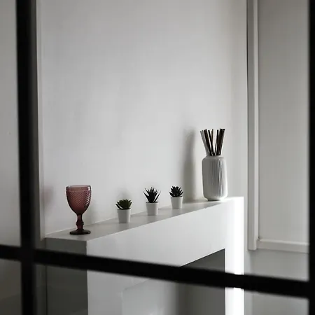 Minimal Chic Near